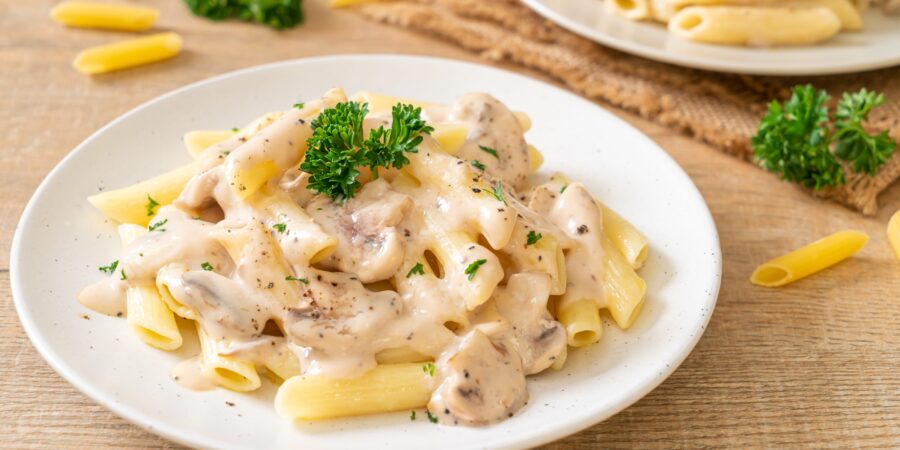Aprenda a Fazer Macarrão com Molho Branco Cremoso em Casa