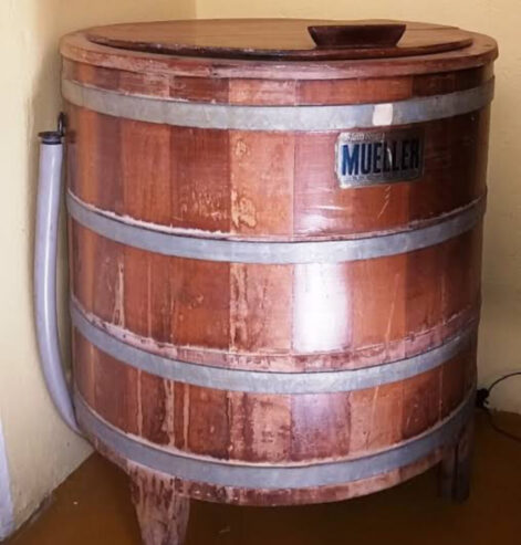 Reparo em máquina de lavar de madeira antoga
